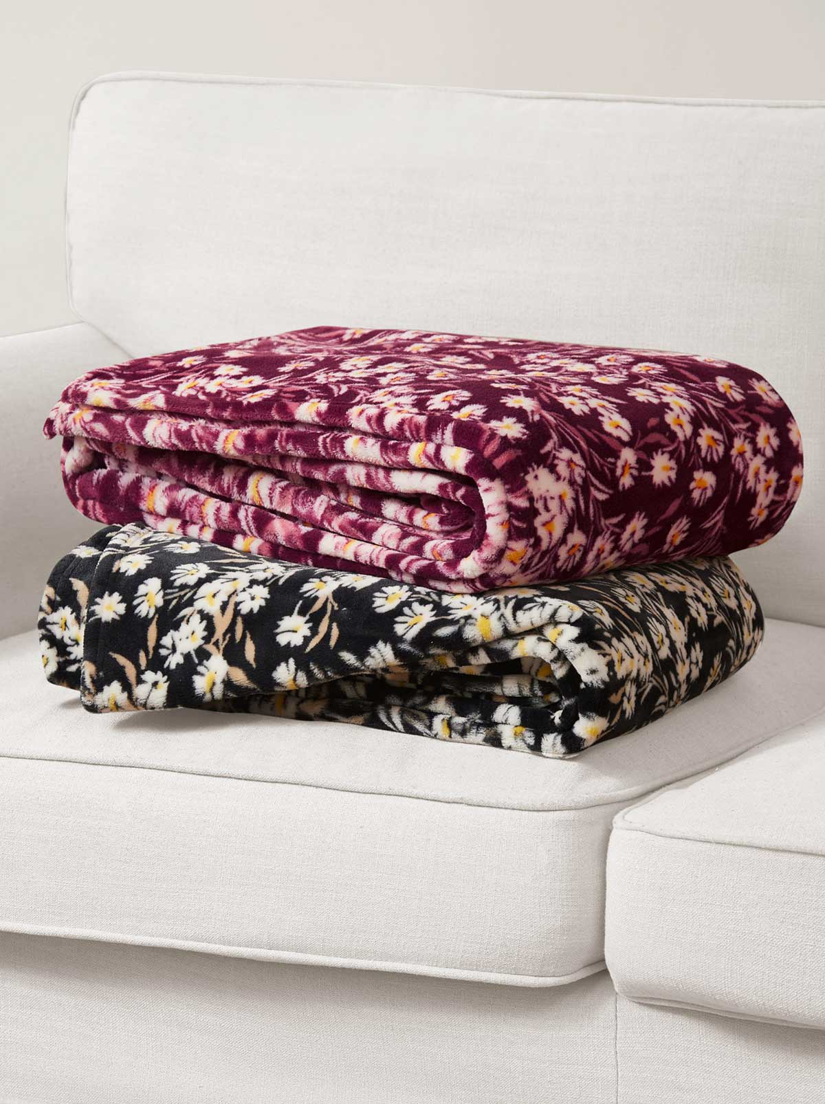 Jessica Simpson Wildflower Park Plush Throw in Wine Red