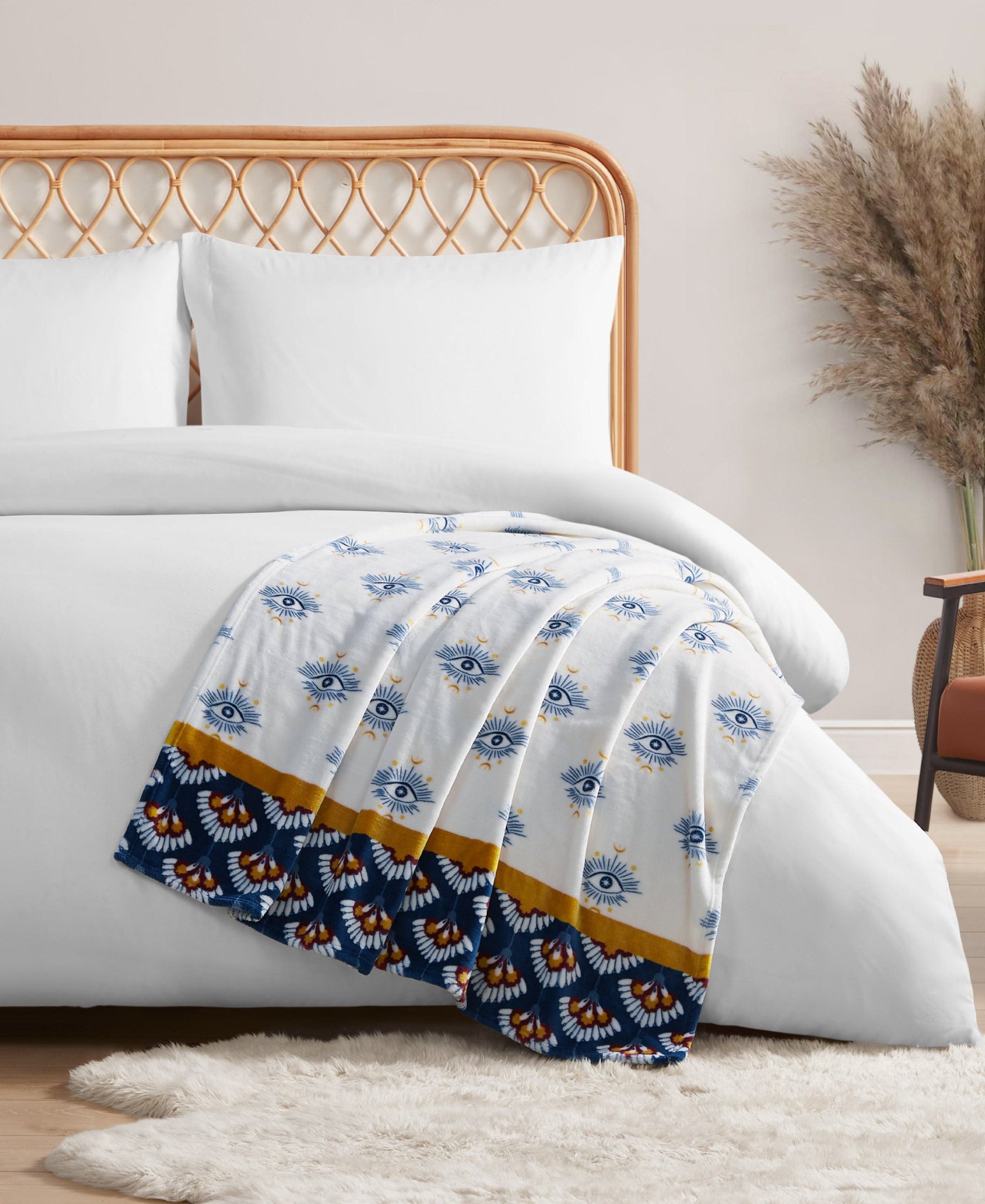 Jessica Simpson Celeste Plush Throw Plush in White & Navy