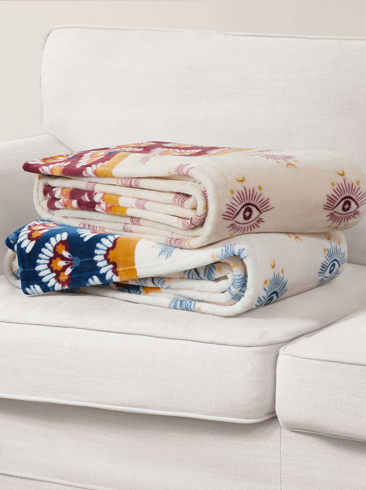 Jessica Simpson Celeste Plush Throw Plush in White & Navy