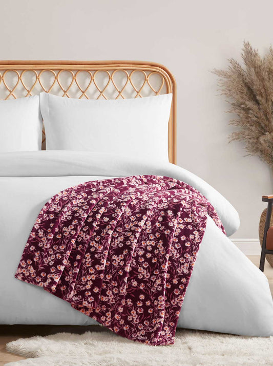 Jessica Simpson Wildflower Park Plush Throw in Wine Red