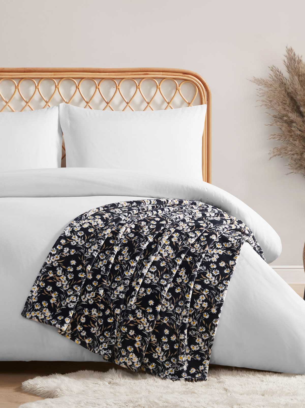Jessica Simpson Wildflower Park Plush Throw in Black