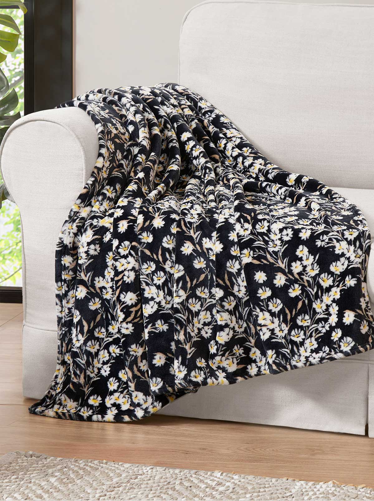 Jessica Simpson Wildflower Park Plush Throw in Black