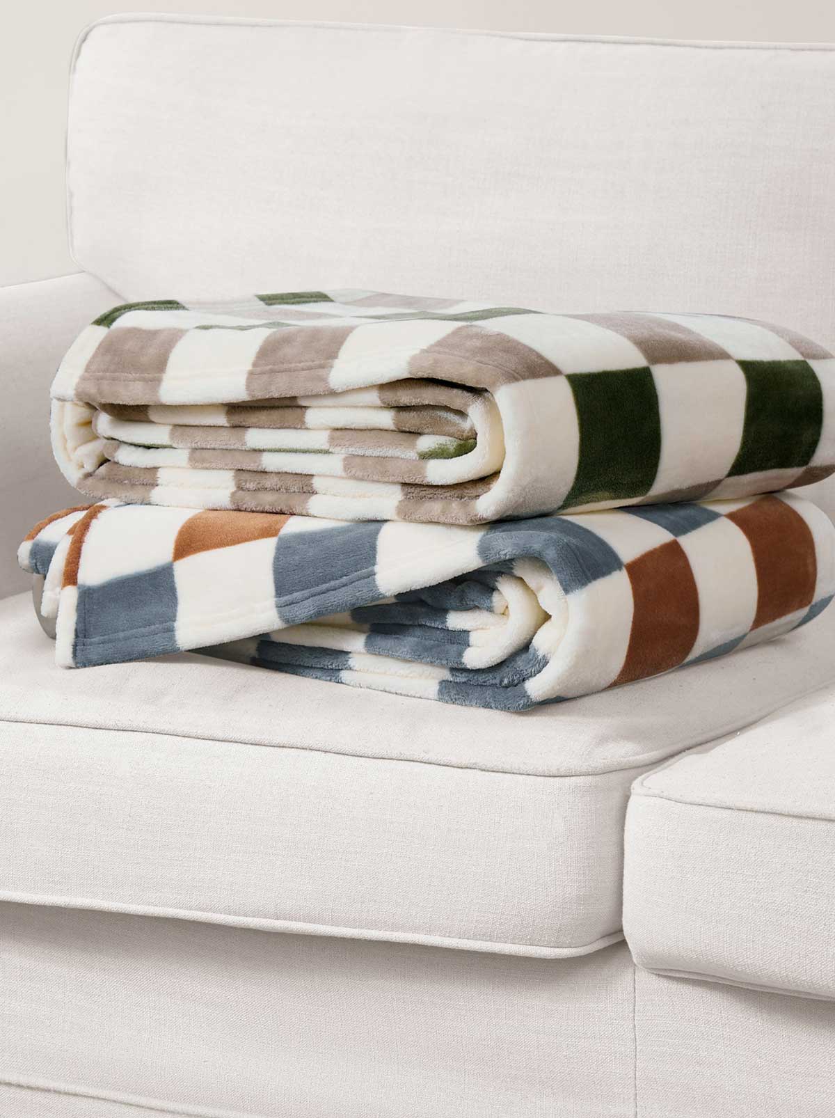 Jessica Simpson Emery Checkerboard Plush Throw in Olive & Grey