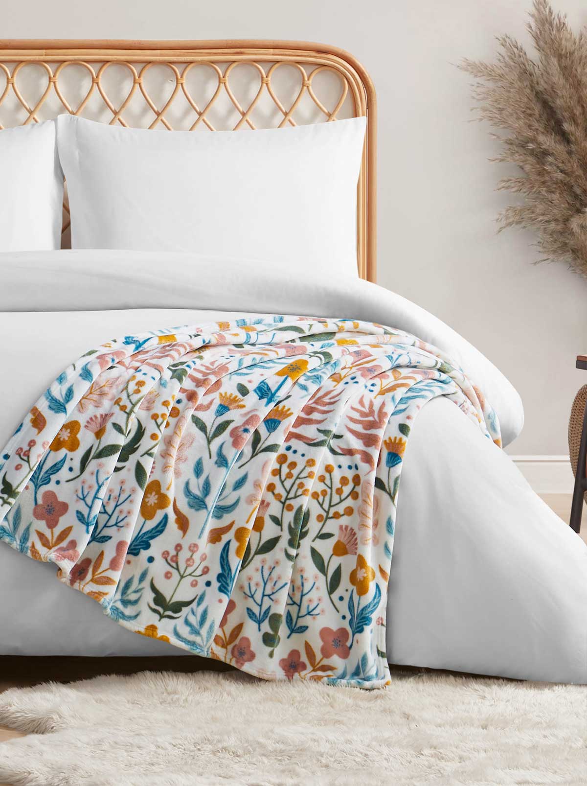 Jessica Simpson Mila Plush Throw in Blush