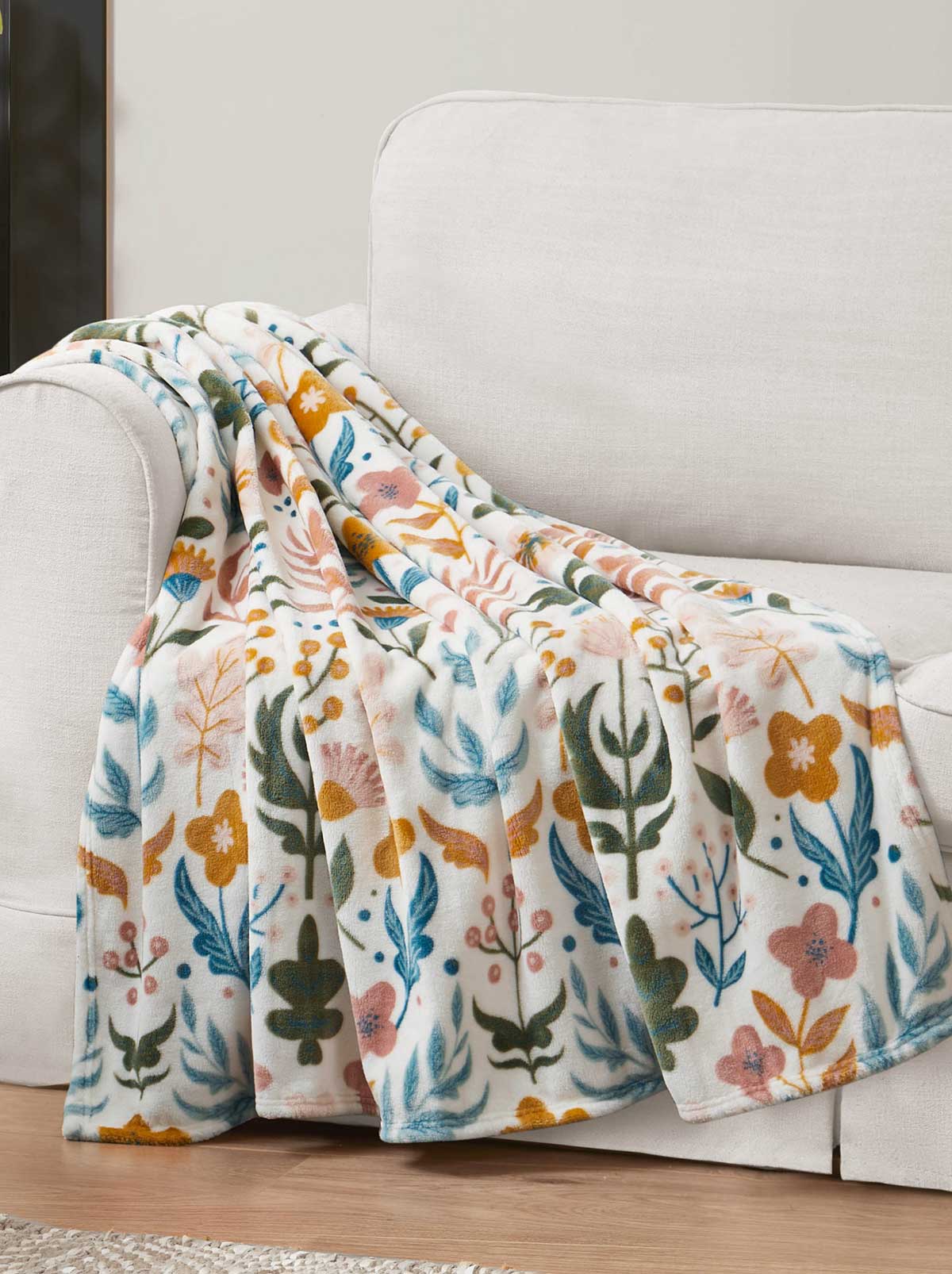 Jessica Simpson Mila Plush Throw in Blush